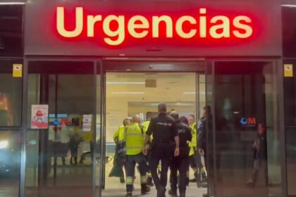 Agentes policiales en calle de Latina tras apuñalamiento nocturno a joven de 20 años en zona de bares