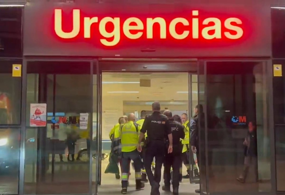 Agentes policiales en calle de Latina tras apuñalamiento nocturno a joven de 20 años en zona de bares
