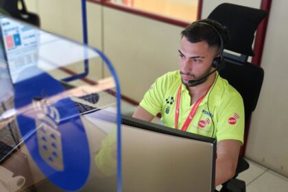 Profesionales sanitarios guiando por teléfono un parto de emergencia en casa mientras un recién nacido recibe primeros auxilios