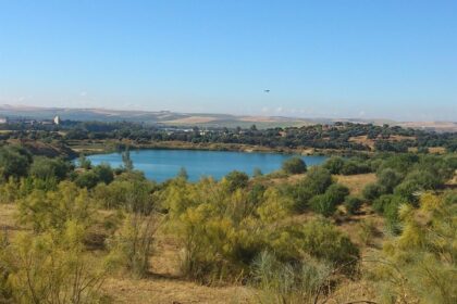 Vista del Lago Azul en Córdoba durante el operativo policial con buzos GEO buscando al joven desaparecido