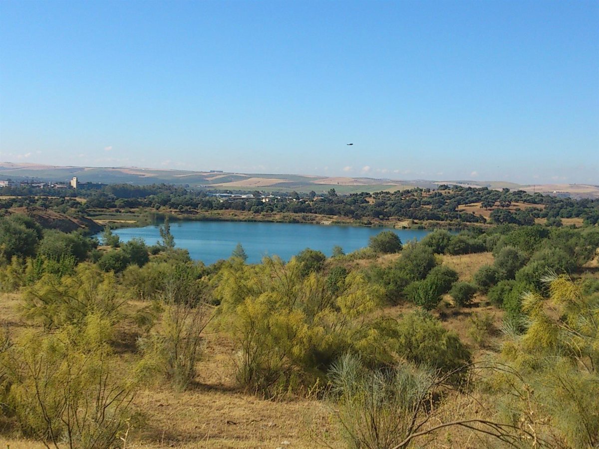Vista del Lago Azul en Córdoba durante el operativo policial con buzos GEO buscando al joven desaparecido