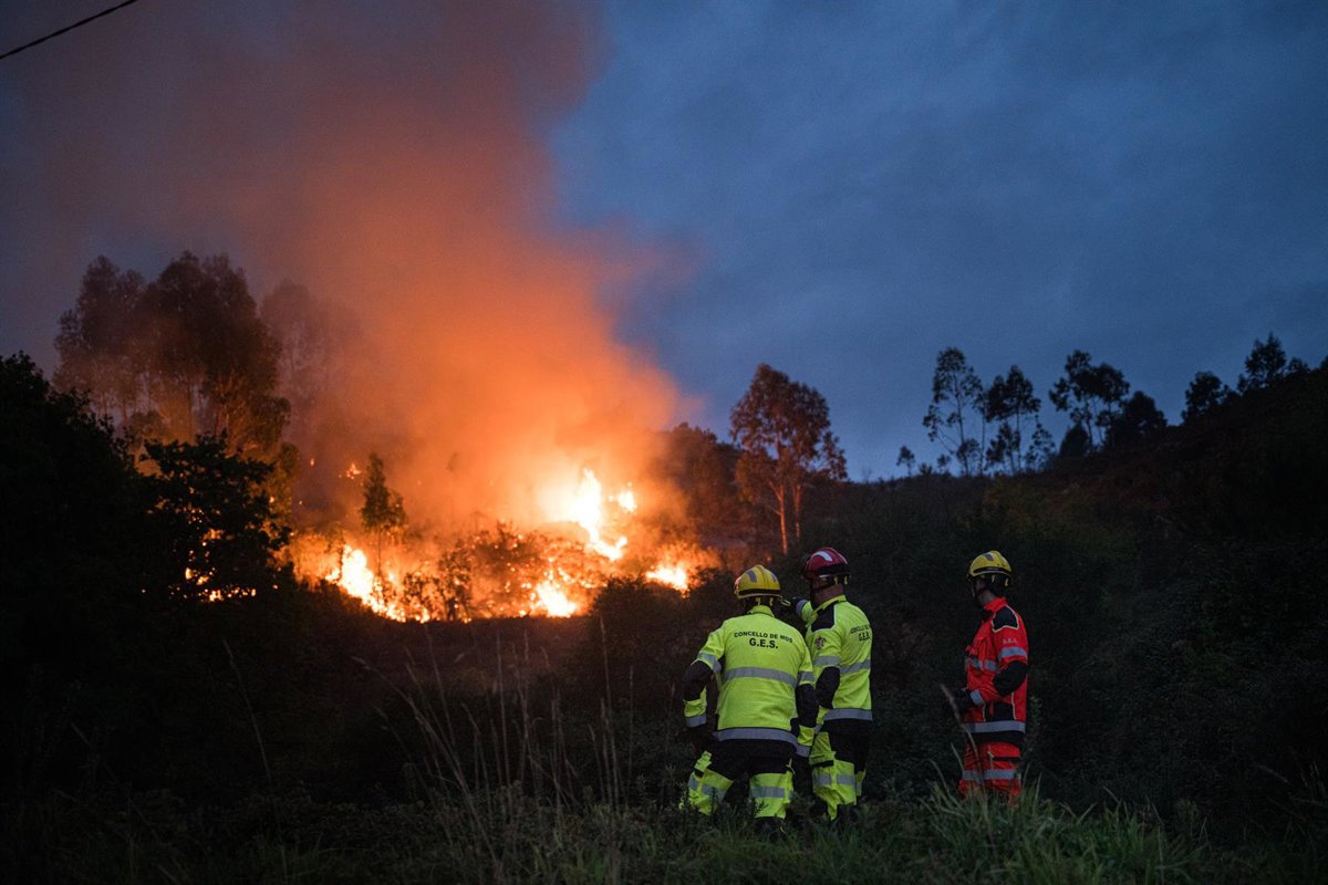 Brigadas forestales combatiendo el incendio en el monte Galleiro (Ponteareas) con helicópteros y maquinaria pesada en acción