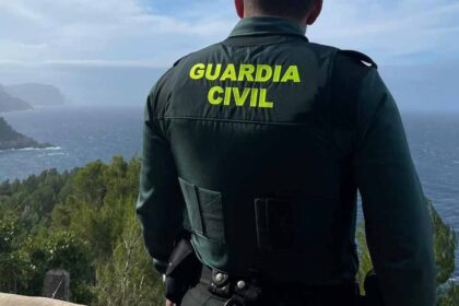 Zona elevada de hotel en Mallorca donde un menor sufrió fracturas tras caída accidental durante la tarde