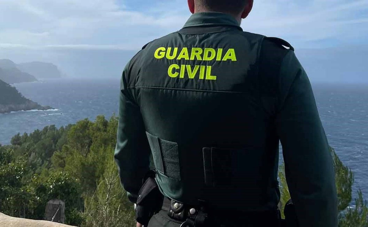 Adolescente con vendajes tras caer desde un balcón de hotel en Mallorca, rodeado de personal médico