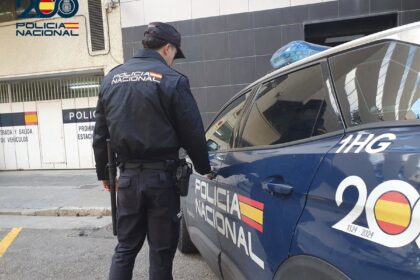 Agentes registrando un piso okupado en Palma con muebles bloqueando la puerta y herramientas eléctricas abandonadas