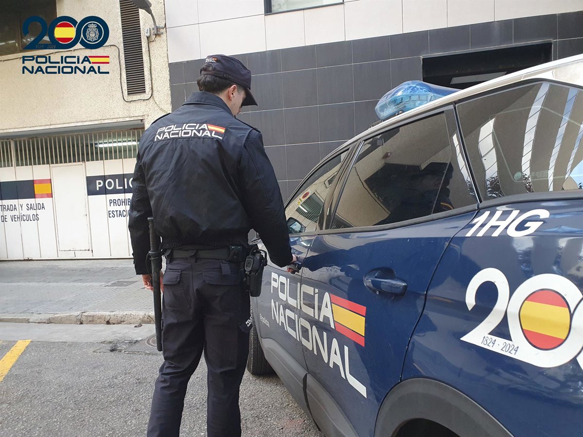 Agentes registrando un piso okupado en Palma con muebles bloqueando la puerta y herramientas eléctricas abandonadas