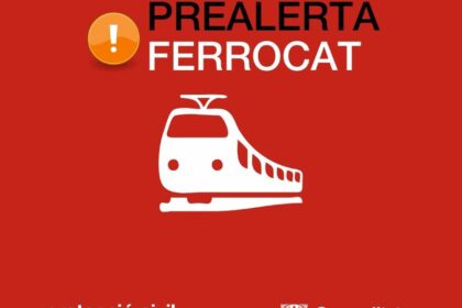 Tren de Rodalies detenido tras atropello mortal en paso no autorizado en Vilassar de Mar, con equipos de emergencia en la vía