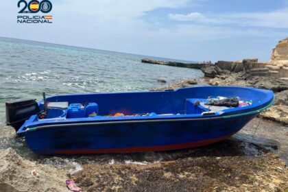 Lancha de Salvamento Marítimo rescatando a 14 migrantes en aguas del Mediterráneo cerca de Formentera durante la crisis actual