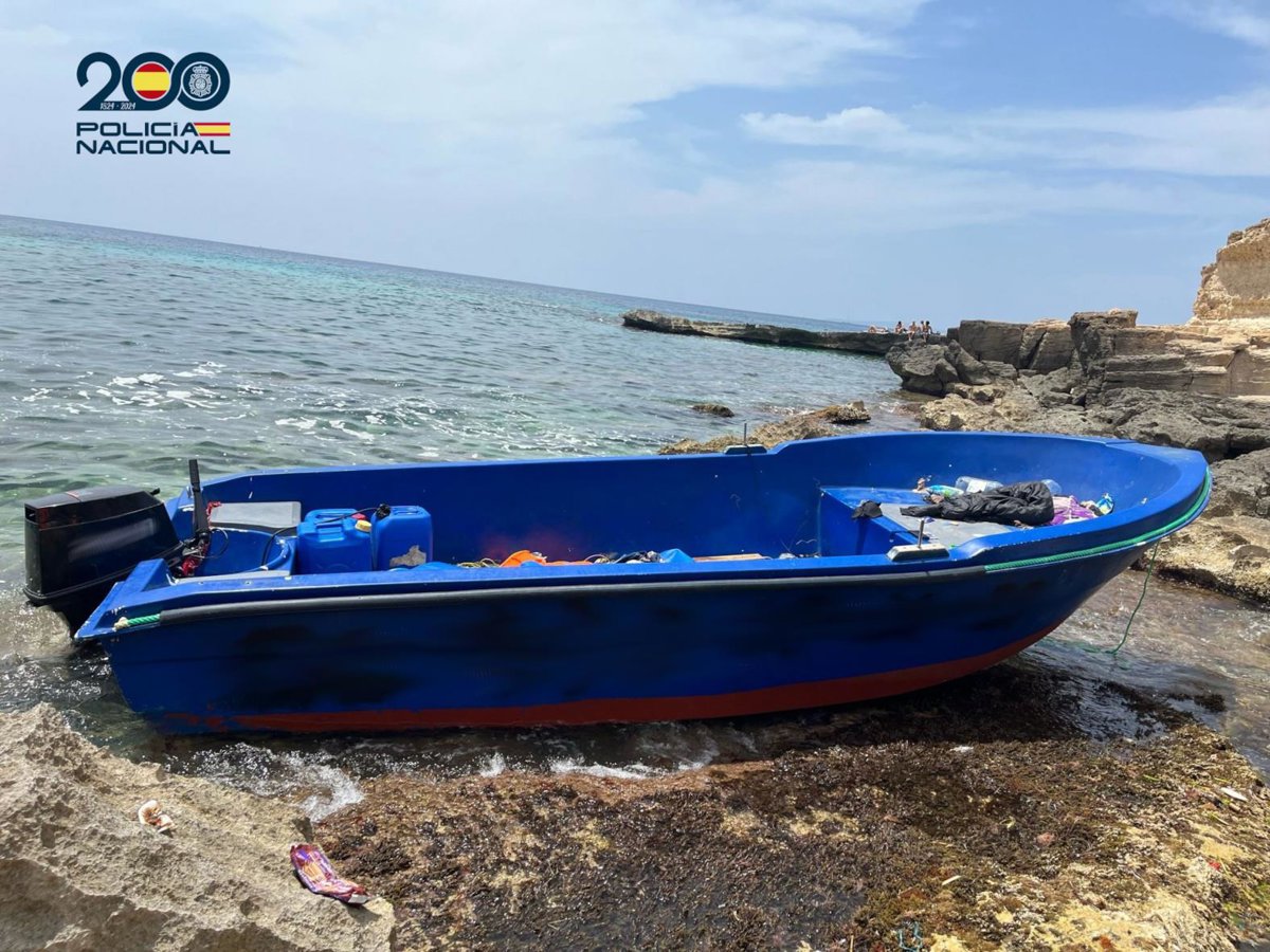 Lancha de Salvamento Marítimo rescatando a 14 migrantes en aguas del Mediterráneo cerca de Formentera durante la crisis actual