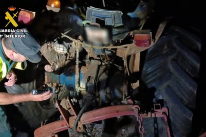 Tractor agrícola sin luces en carretera de Mallorca tras atropellar a motorista en curva peligrosa