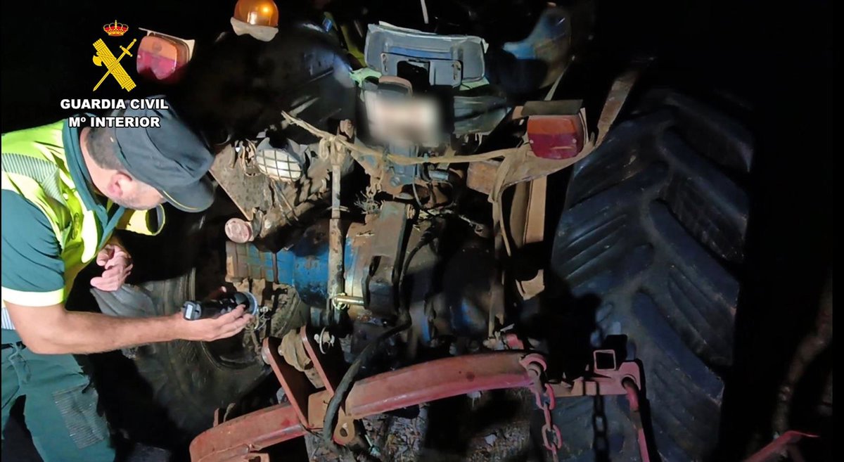 Tractor agrícola sin luces en carretera de Mallorca tras atropellar a motorista en curva peligrosa