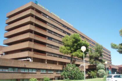 Operario revisando un neumático dañado en taller mecánico antes de un posible estallido por sobrepresión