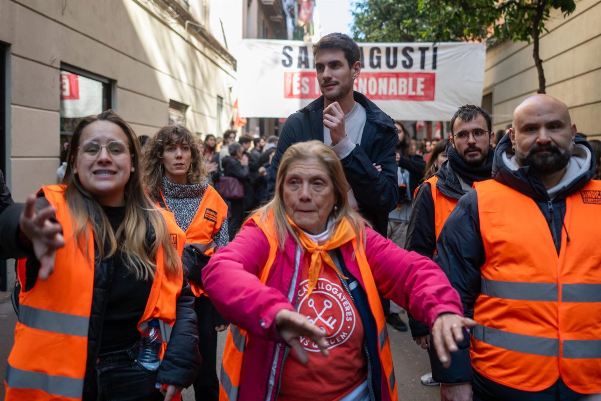 Vecinos manifestándose frente al edificio Sant Agustí 14 en Gràcia para evitar el desahucio de Txema Escorsa
