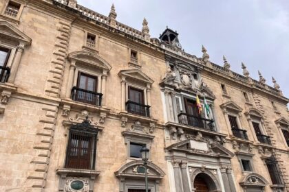 Hombre detenido por agresión a anciana en Almuñecar mientras policía recoge pruebas del robo violento