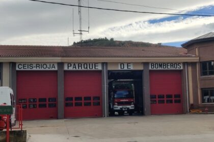 Cuadro eléctrico quemado tras incendio en oficinas de decoración, ejemplo de riesgos por falta de mantenimiento en comercios