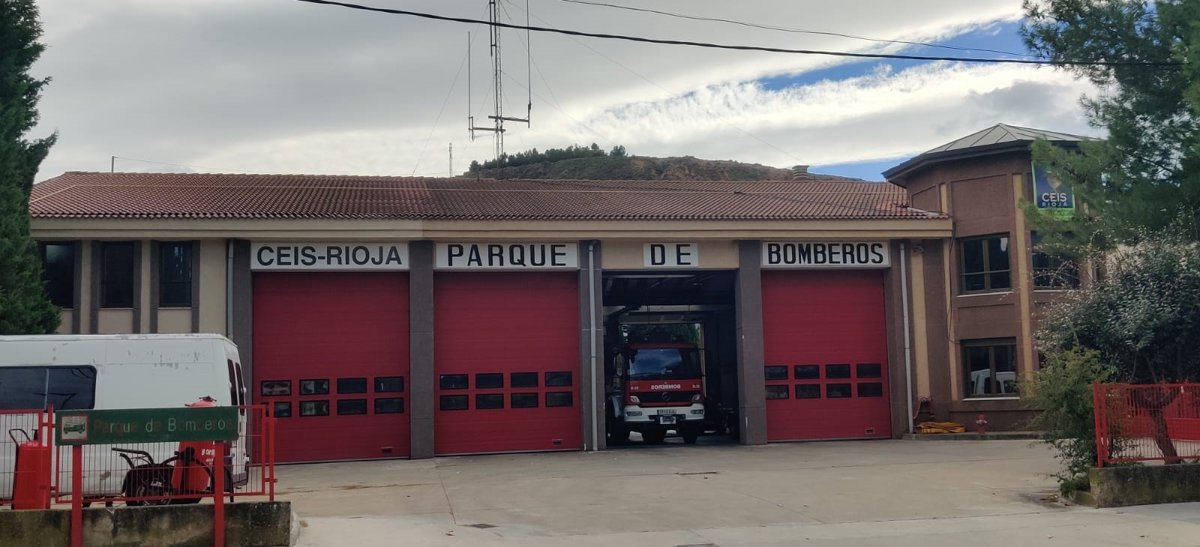 Cuadro eléctrico quemado tras incendio en oficinas de decoración, ejemplo de riesgos por falta de mantenimiento en comercios