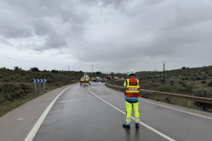Furgoneta destrozada tras choque frontal en la M-311 con herido atrapado en Morata de Tajuña