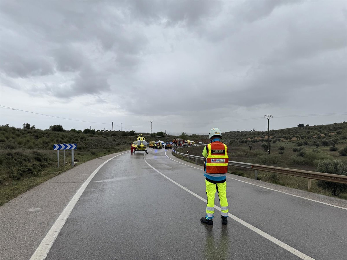 Furgoneta destrozada tras choque frontal en la M-311 con herido atrapado en Morata de Tajuña