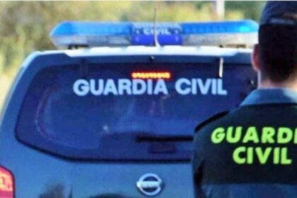 Equipos de emergencia trabajando en la extracción de un cuerpo sin vida en las aguas del río Tormes cerca de Villamayor
