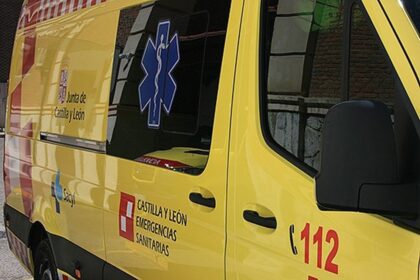 Agentes de emergencia atendiendo a un niño de 9 años atropellado cerca de un colegio en hora de salida