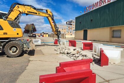 Técnicos inspeccionando el pozo colector hundido en obras de emergencia por fallos estructurales de 15 años