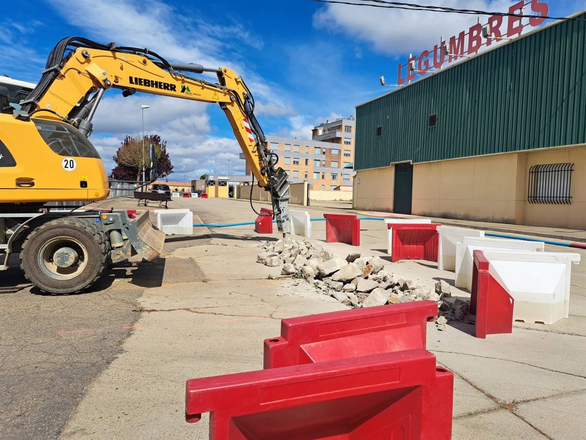 Técnicos inspeccionando el pozo colector hundido en obras de emergencia por fallos estructurales de 15 años