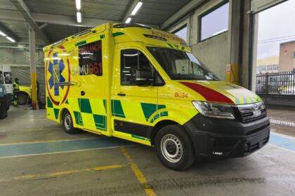 Dos motos colisionadas en una carretera secundaria de Mallorca con servicios de emergencia atendiendo a los heridos