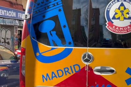 Agentes de emergencia atendiendo a un hombre herido por arma blanca en una calle de Usera de madrugada