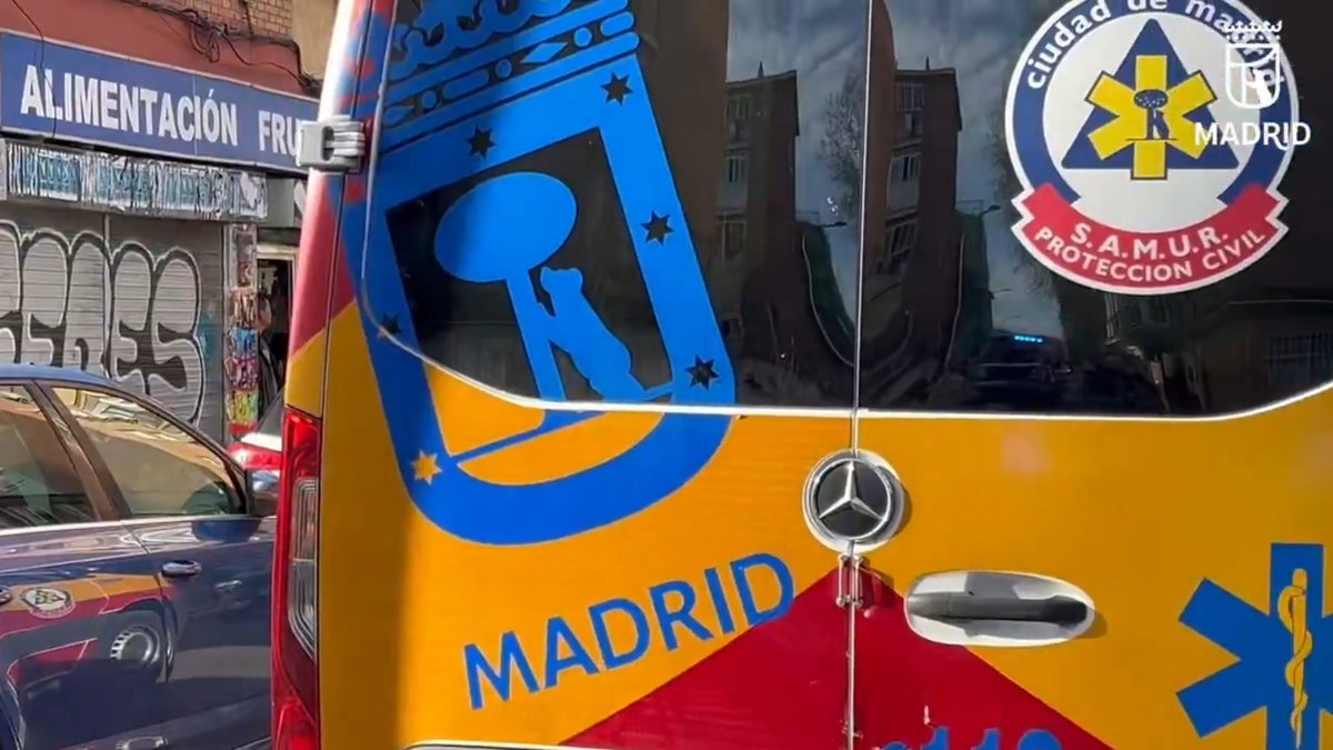 Agentes de emergencia atendiendo a un hombre herido por arma blanca en una calle de Usera de madrugada