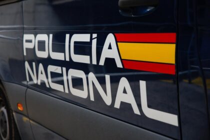 Agentes policiales inspecionan herramientas robadas tras la detención de dos hombres por robos con fuerza en Albacete