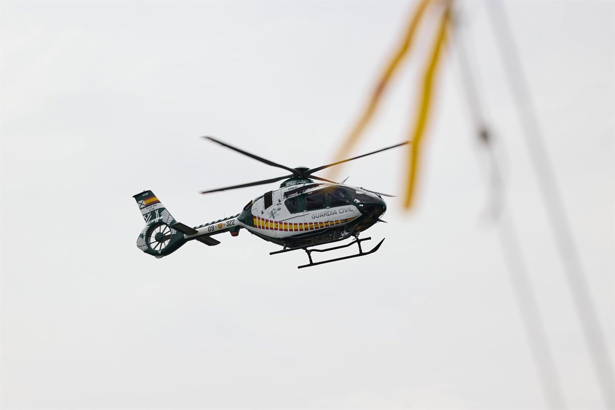 Agentes de la Guardia Civil durante el operativo en O Barco de Valdeorras donde 8 detenidos por narcotráfico quedaron en libertad