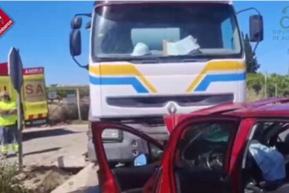 Camión hormigonera destrozado tras colisión frontal con un turismo en la CV-940, con equipos de emergencia en plena excarcelación del herido