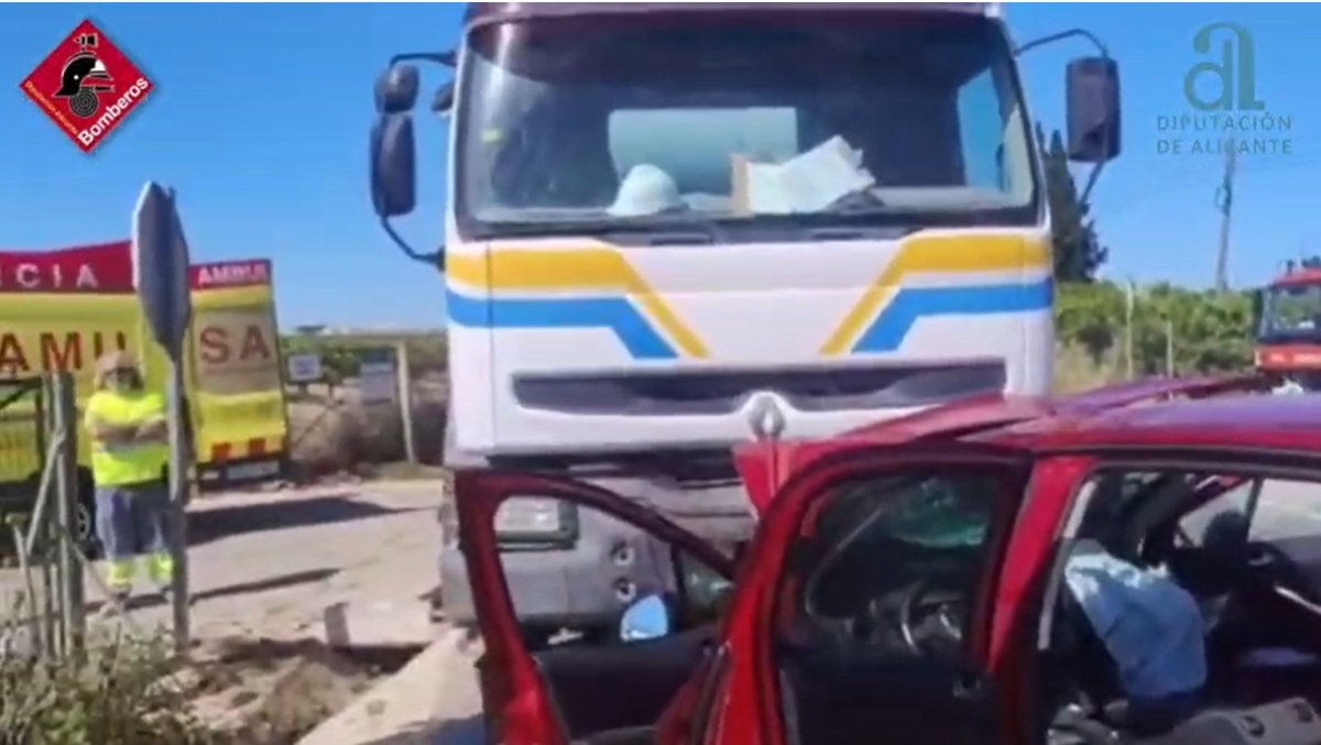 Camión hormigonera destrozado tras colisión frontal con un turismo en la CV-940, con equipos de emergencia en plena excarcelación del herido