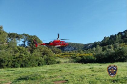Helicóptero Milana rescatando a 2 excursionistas en el escarpado Moletó de sa Granja en Escorca