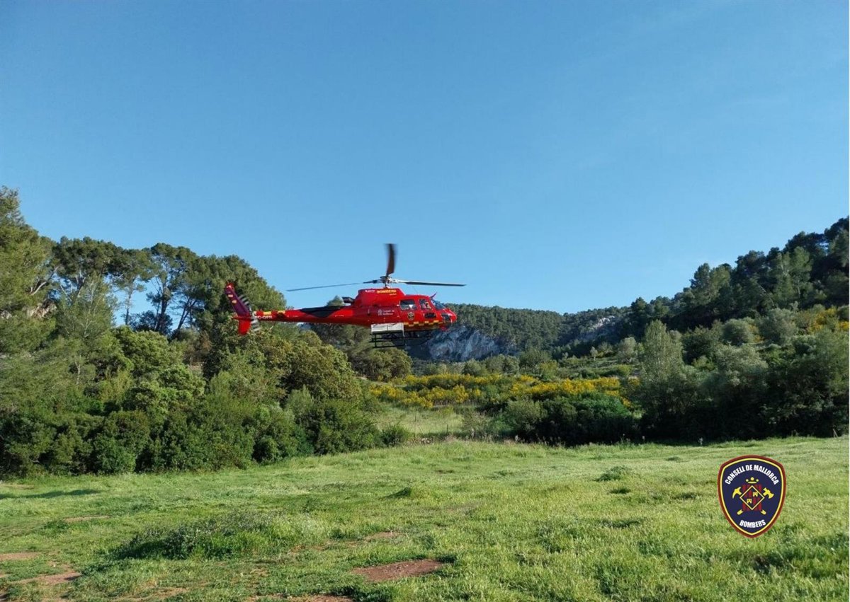 Helicóptero Milana rescatando a 2 excursionistas en el escarpado Moletó de sa Granja en Escorca