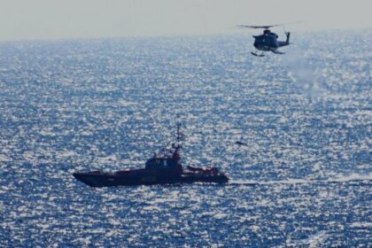 Imagen de una neumática en el mar con migrantes a bordo siendo rescatados por Salvamento Marítimo cerca de Lanzarote