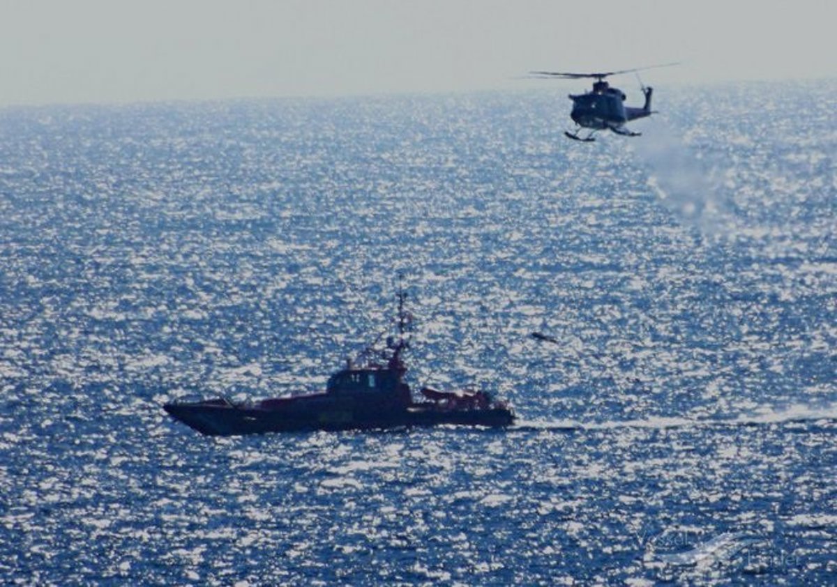Imagen de una neumática en el mar con migrantes a bordo siendo rescatados por Salvamento Marítimo cerca de Lanzarote