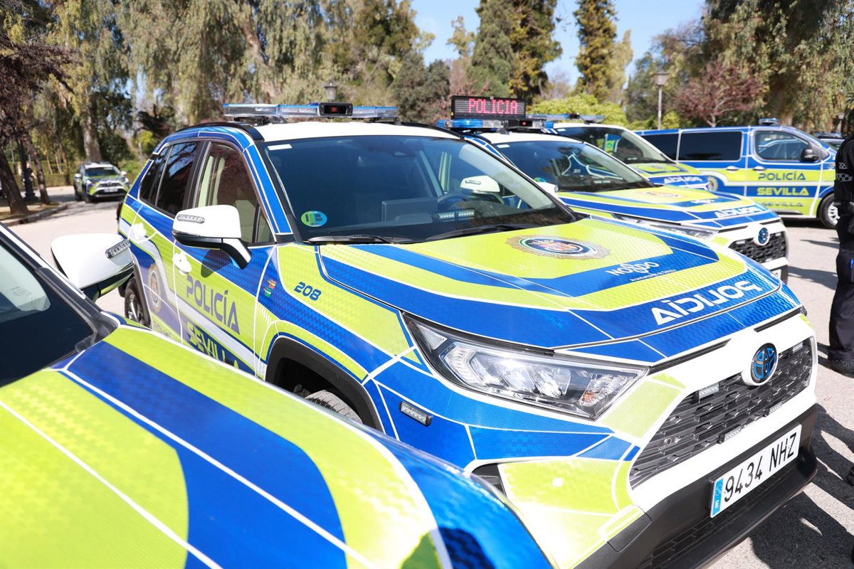 Coche policial tras colisión en Sevilla por persecución a conductor sin carnet de 22 años