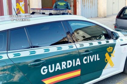 Agentes de la Guardia Civil en la escena del apuñalamiento en una calle de Agaete con cinta policial