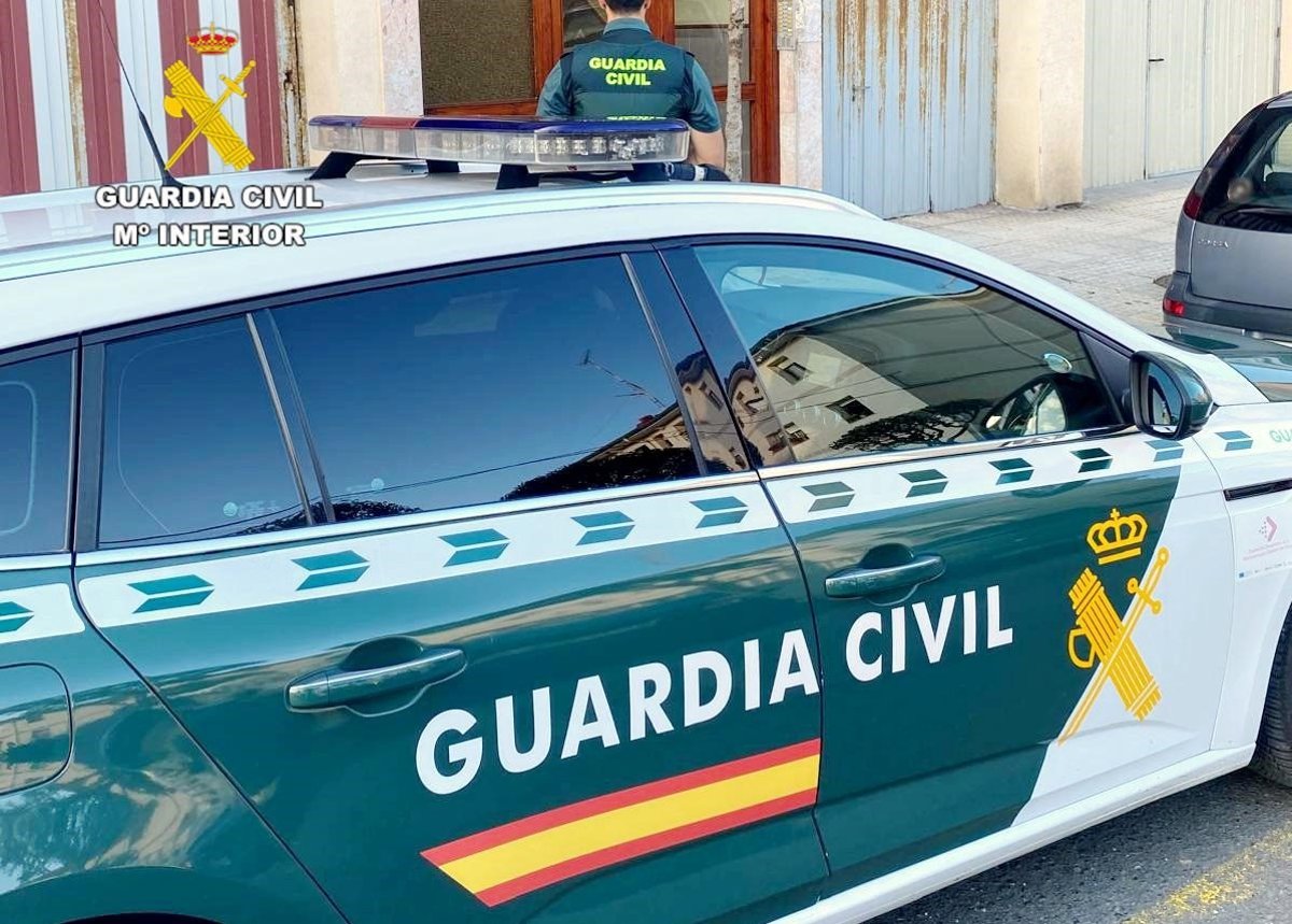 Agentes de la Guardia Civil en la escena del apuñalamiento en una calle de Agaete con cinta policial