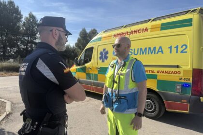 Ciclista mayor tendido en carretera tras caída con traumatismo craneal por golpe contra piedra durante ruta en bici