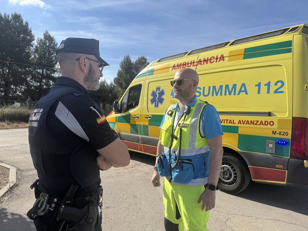 Ciclista mayor tendido en carretera tras caída con traumatismo craneal por golpe contra piedra durante ruta en bici