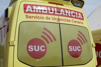 Coche accidentado en el fondo de un barranco en Santa Úrsula, Tenerife, tras salirse de la vía en una colisión