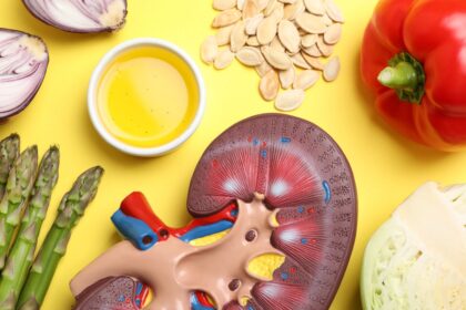 Nutricionista analizando un registro alimenticio y muestra de orina de 24h para prevenir cálculos renales por exceso de oxalato