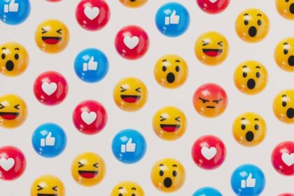 Gráfico colorido mostrando el emoji de chispas ✨ como el más usado en español según estudio de redes sociales 2024