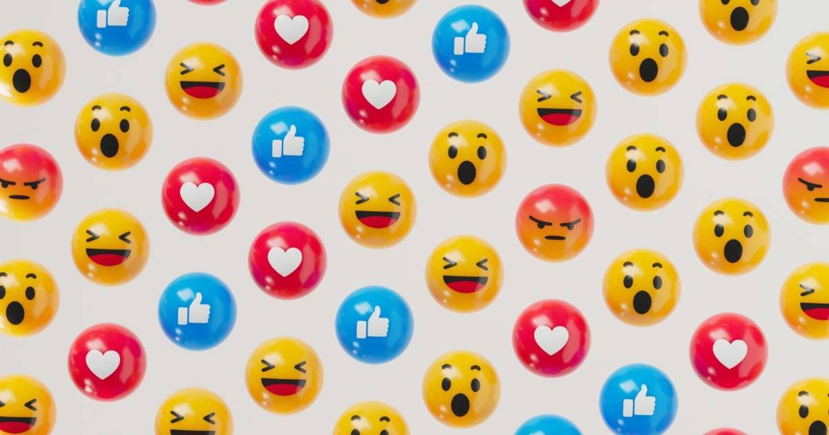 Gráfico colorido mostrando el emoji de chispas ✨ como el más usado en español según estudio de redes sociales 2024