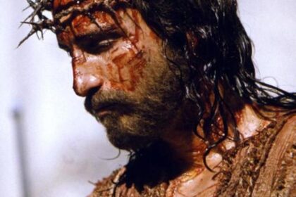 Escena de 'La Resurrección de Cristo' con Jaakko Ohtonen como Jesús en paisaje de Matera, rodeado de efectos visuales épicos