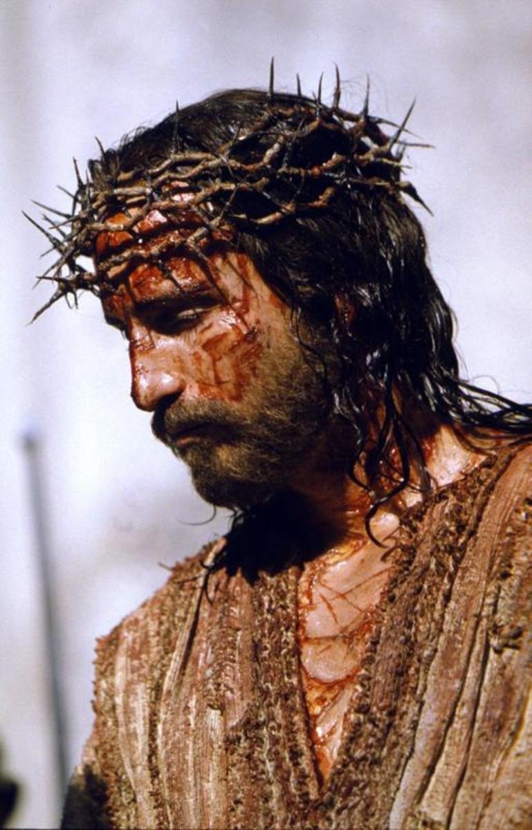 Escena de 'La Resurrección de Cristo' con Jaakko Ohtonen como Jesús en paisaje de Matera, rodeado de efectos visuales épicos
