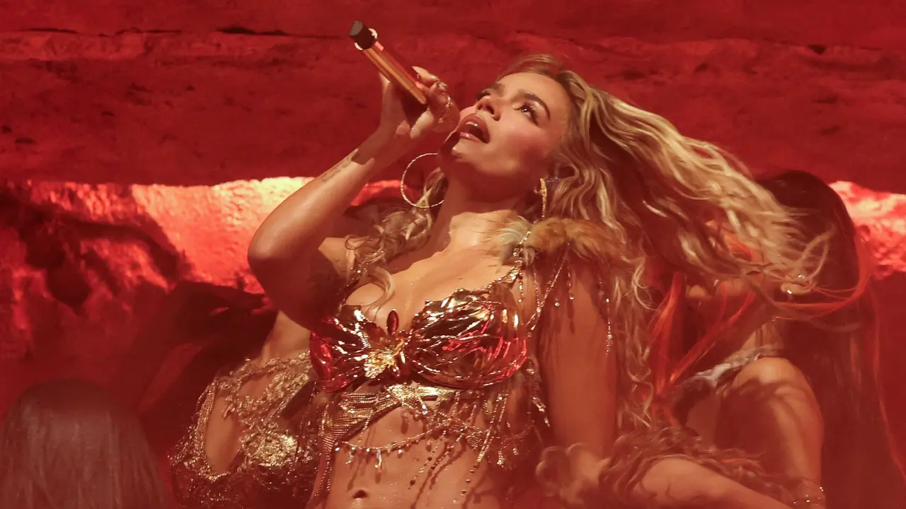 Karol G en el escenario de Coachella 2026 con vestuario 'hot tropic' y bandera colombiana durante su show histórico