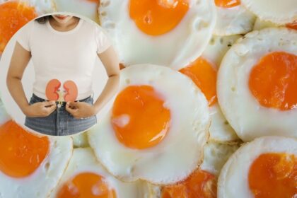 Huevos cocinados de forma saludable en una sartén con espárragos y especias, evitando errores que dañan los riñones